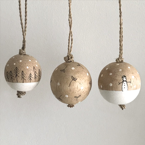 Wood bauble - Mistletoe sprigs
